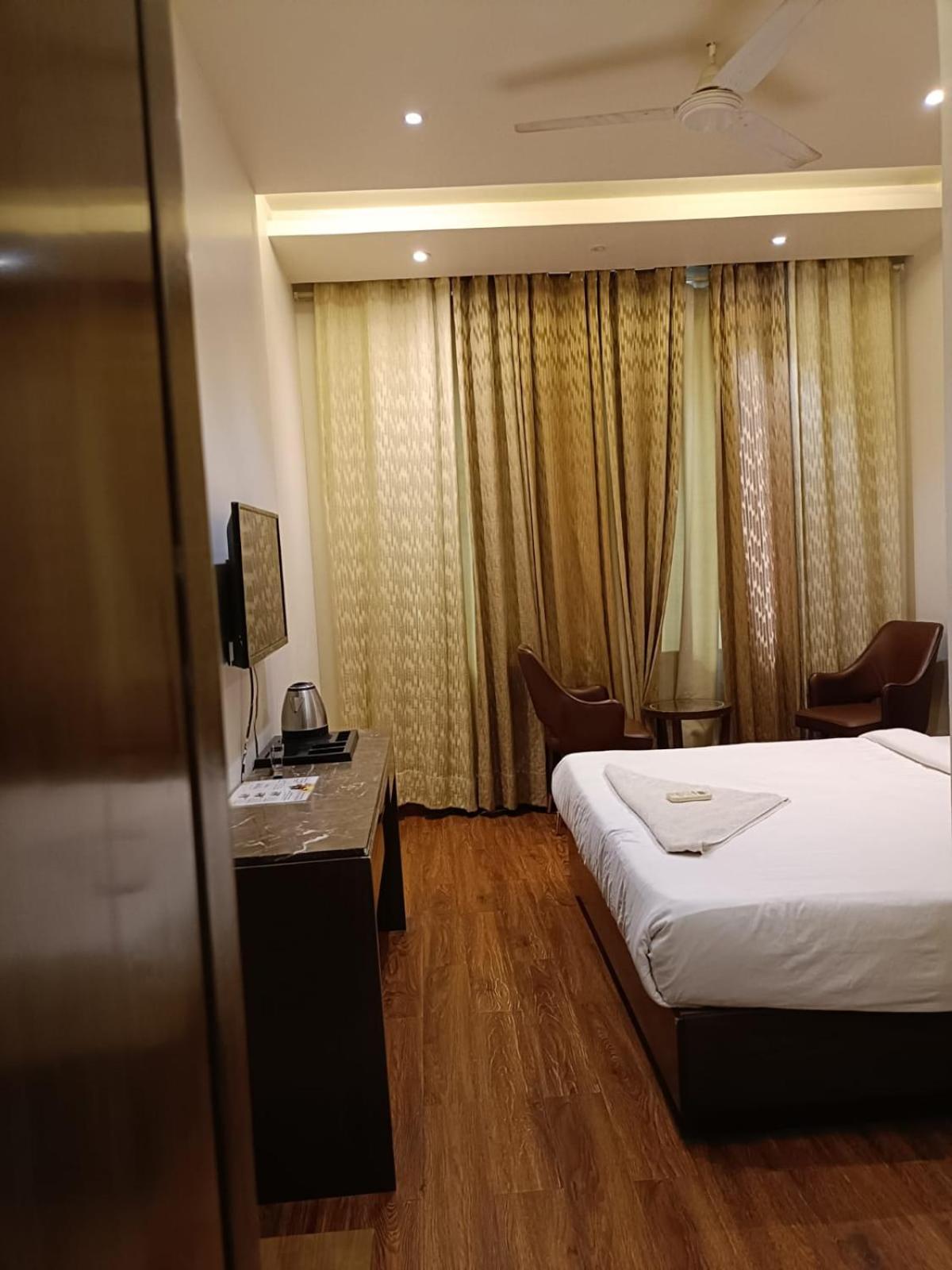 Hotel Parklane אגרה מראה חיצוני תמונה
