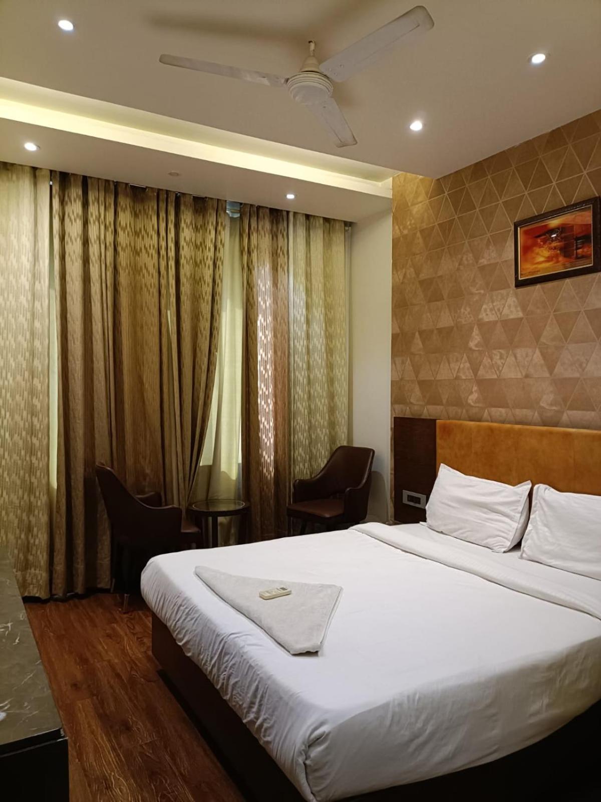 Hotel Parklane אגרה מראה חיצוני תמונה